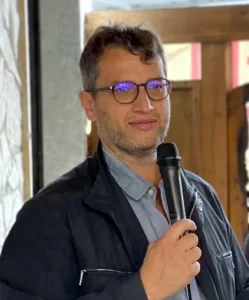 Angelo moretti con microfono