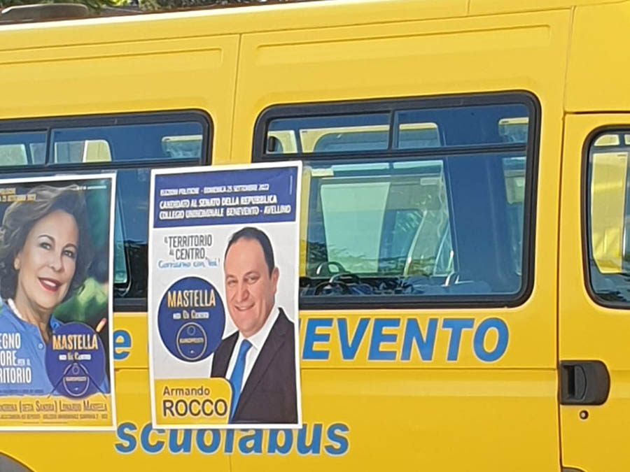 scuolabus con manifesti elettorali di mastella
